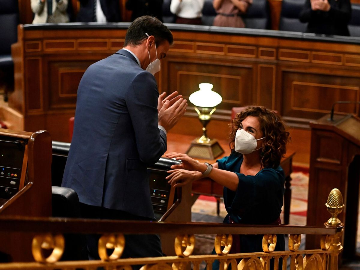 Foto: Sánchez aplaude a Montero en el Congreso. (EFE/Fernando Villar)