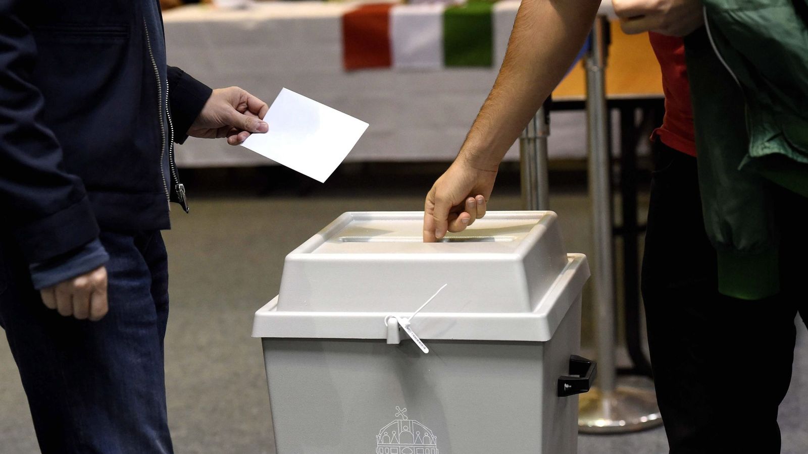 Foto: Un ciudadano húngaro vota en el referéndum. (EFE)