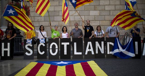 Foto: Independentistas catalanes piden la independencia de Escocia. (AP)