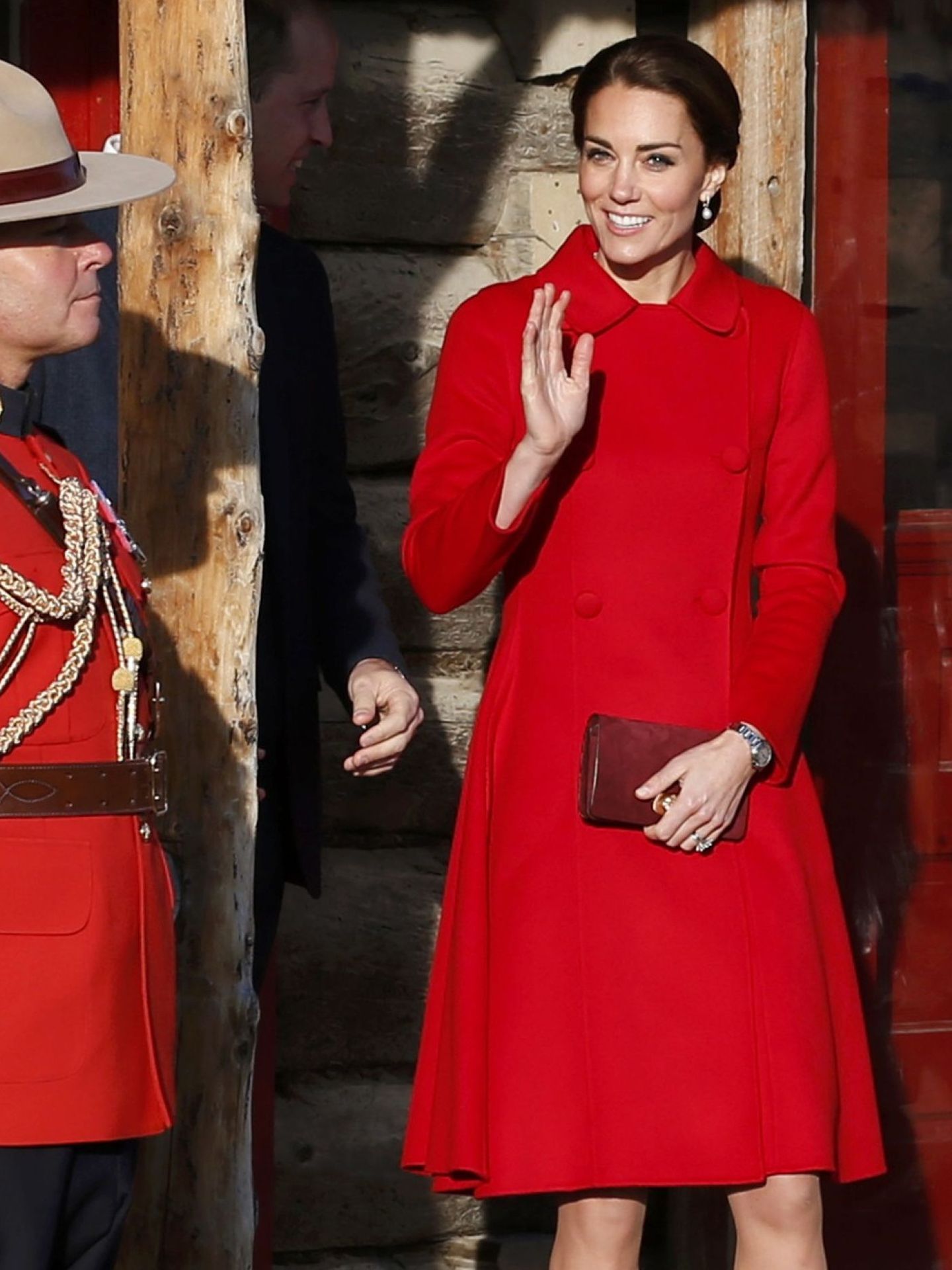 Kate Middleton, con abrigo rojo de Carolina Herrera. (Reuters/Chris Wattie)