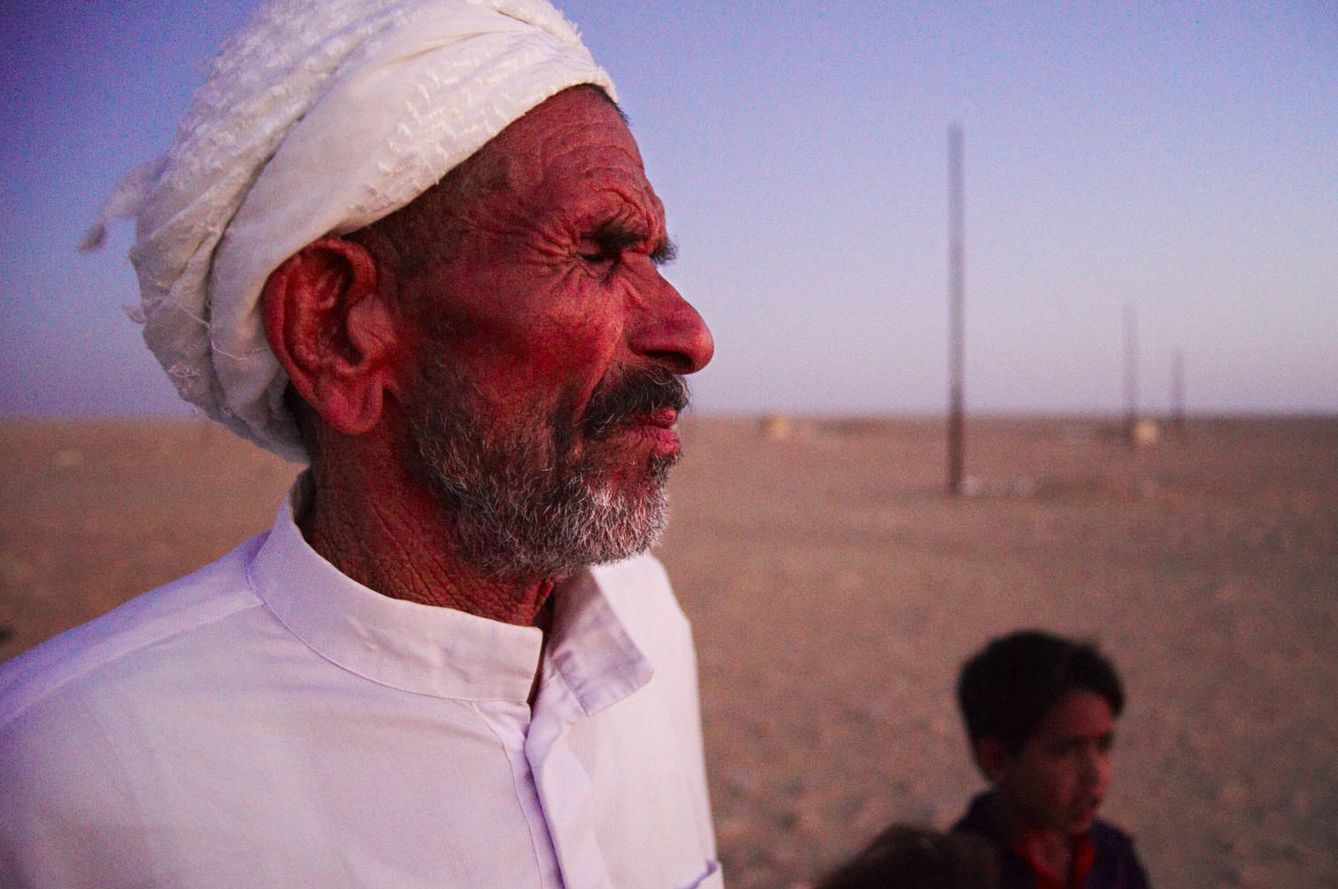 El beduino Sultan Halebba ciego por el estallido de una mina de la Segunda Guerra Mundial en El Alamein, junto a una de sus nietos en 2010 (M. A. Sánchez)