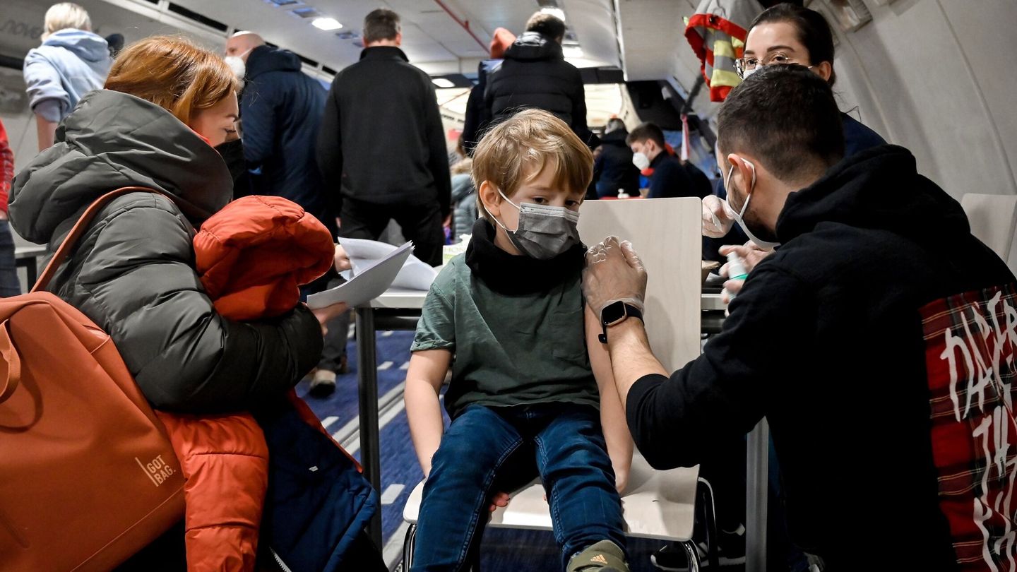 Vacuna contra el coronavirus en un avión a bordo de un avión en el aeropuerto de Colonia Bonn. (EFE/Sascha Steinbach)