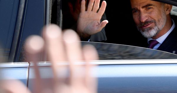 Foto: Felipe VI saluda desde su coche en un acto en Valladolid. (EFE)