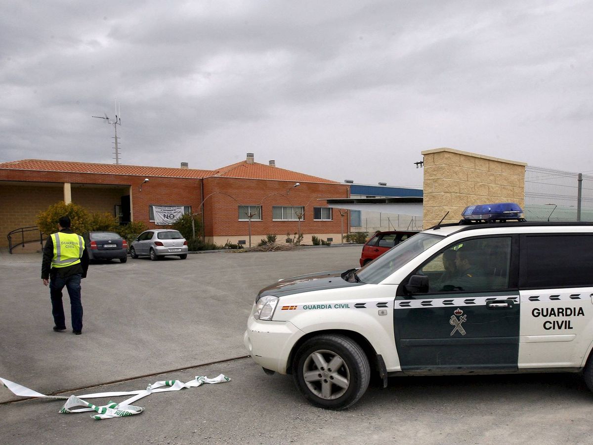 Foto: Guardia Civil en Albarán. (EFE/Juan Francisco Moreno)