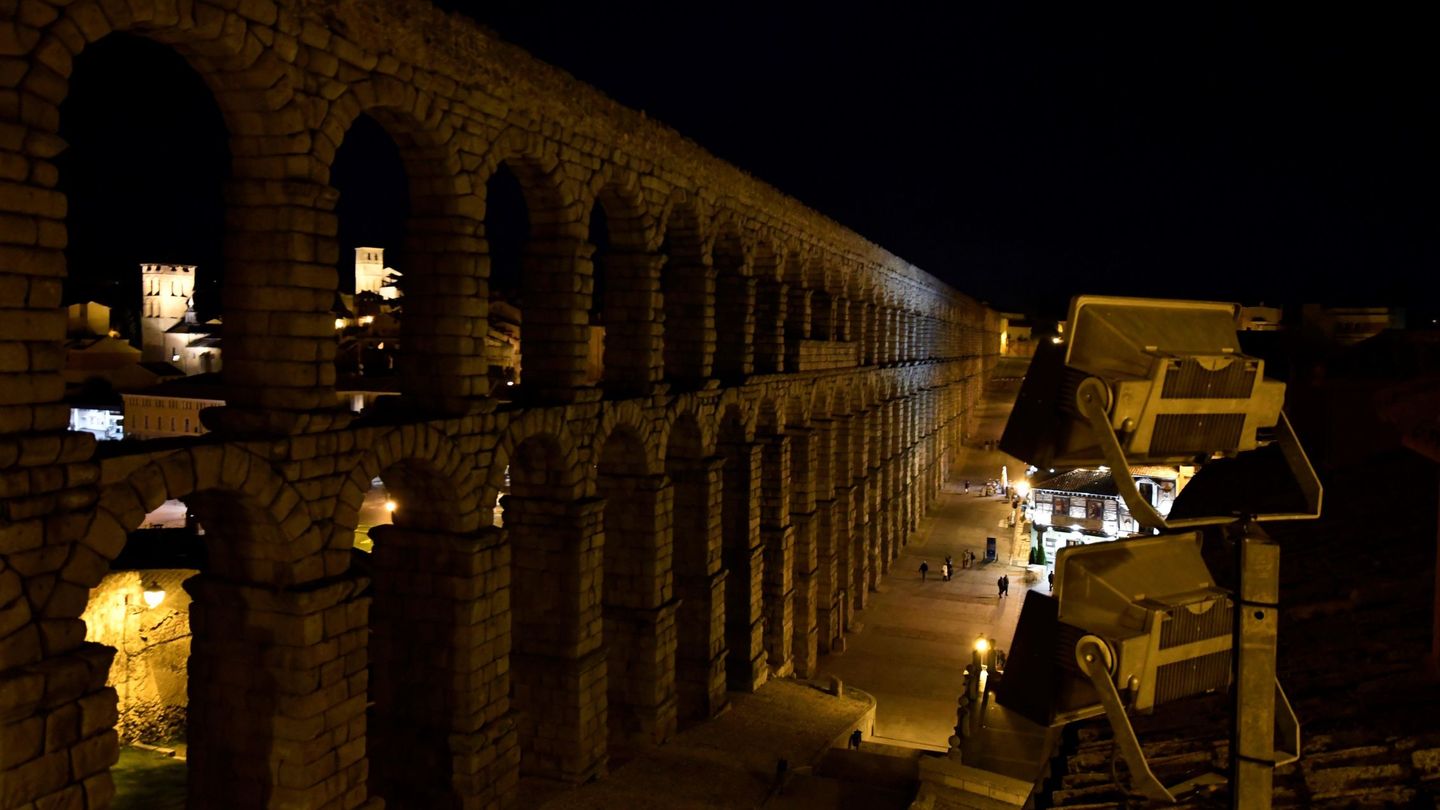 El acueducto de Segovia apagado durante la Hora del Planeta (EFE/P.Martín)