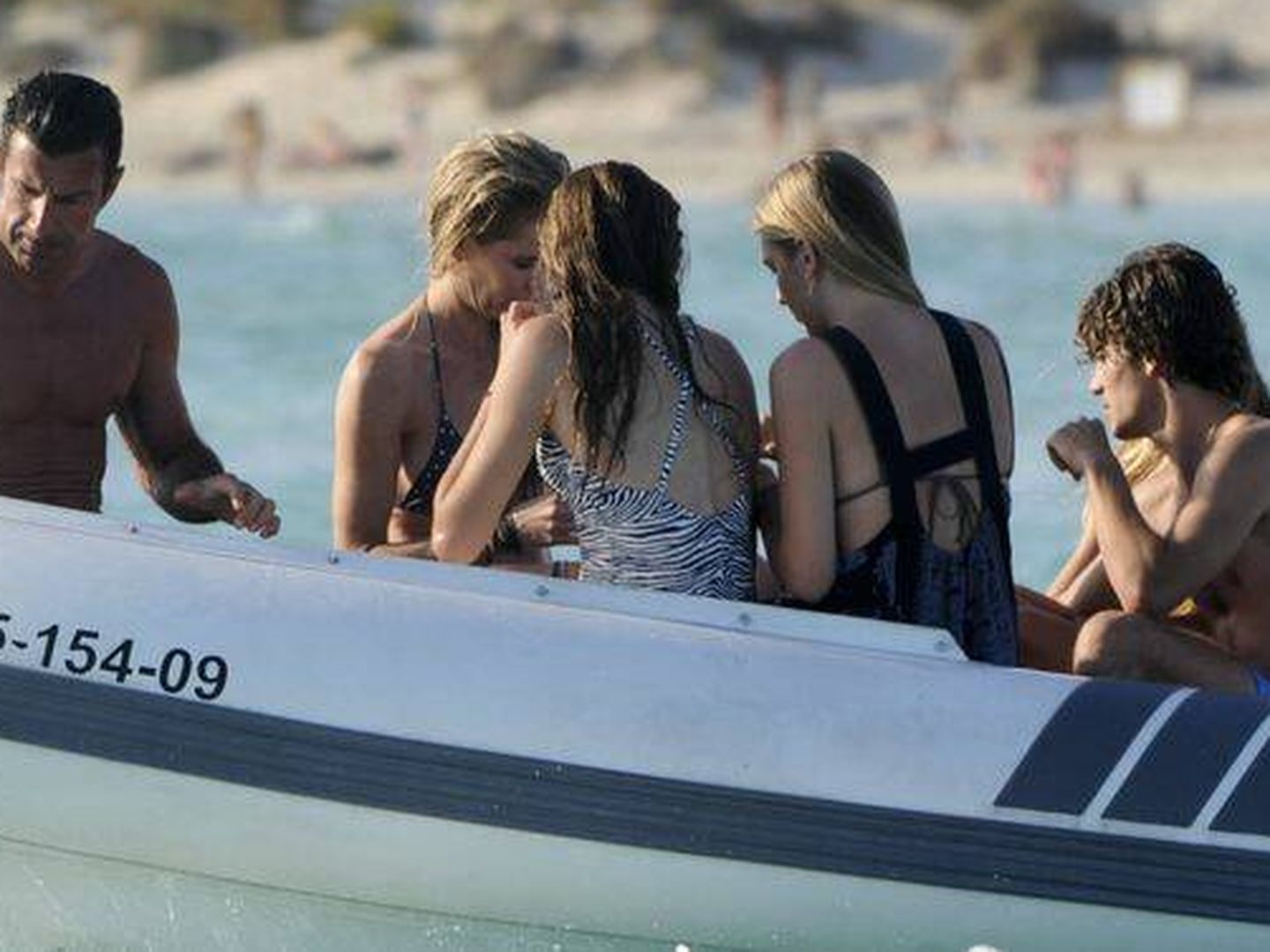  Luis Osorio, con la familia Figo en Ibiza. (Lagencia Grosby)