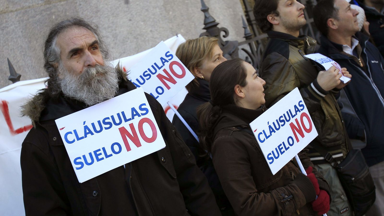 Foto: Concentración de miembros de la plataforma de afectados por las cláusulas suelo ante el Banco de España. (EFE)