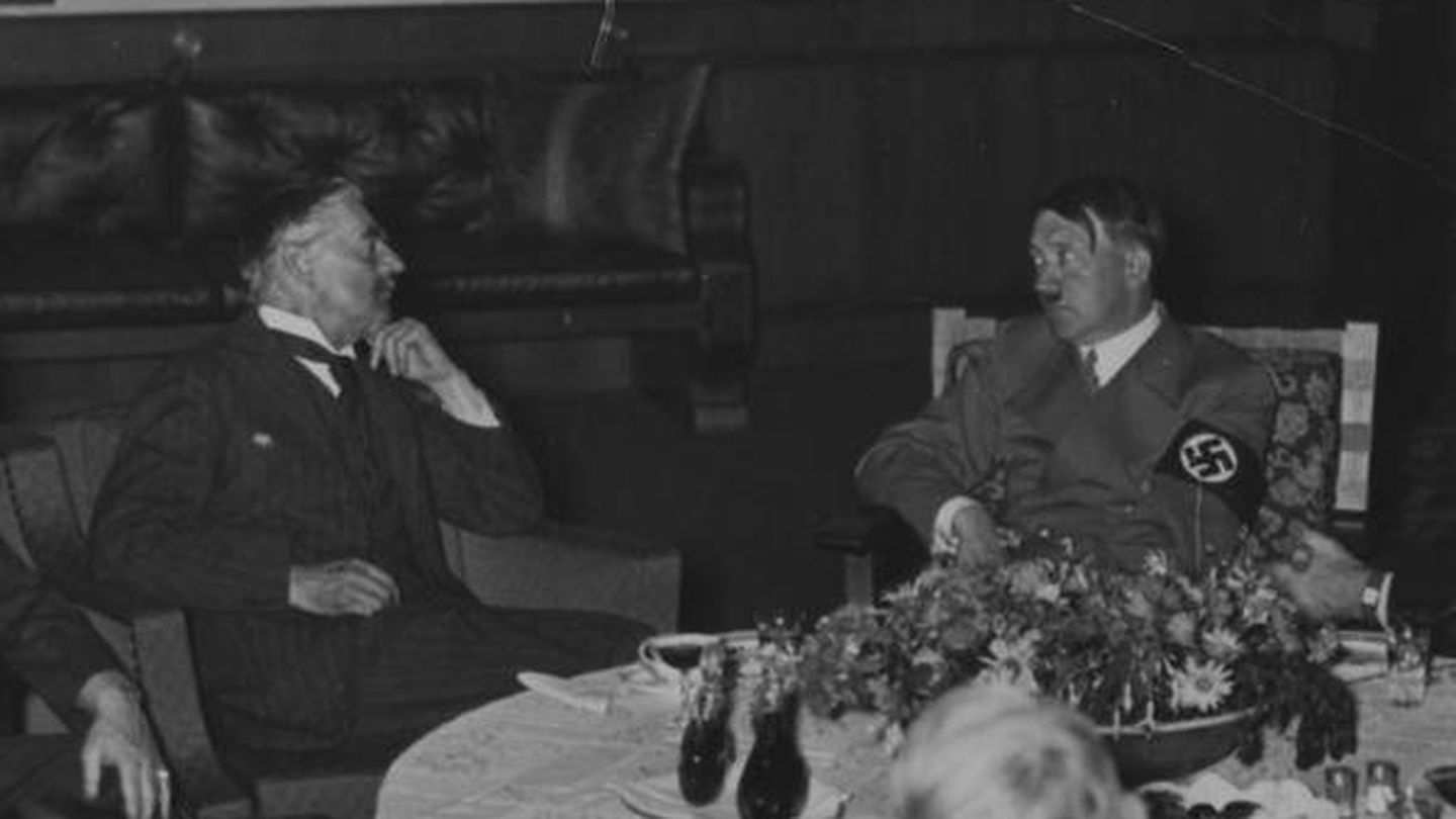 Neville Chamberlain, reunido con Adolf Hitler en 1938