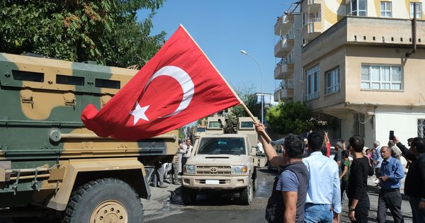 Foto: Ciudadanos turcos saludan a sus militares en la ciudad de Akcakle. (EFE))