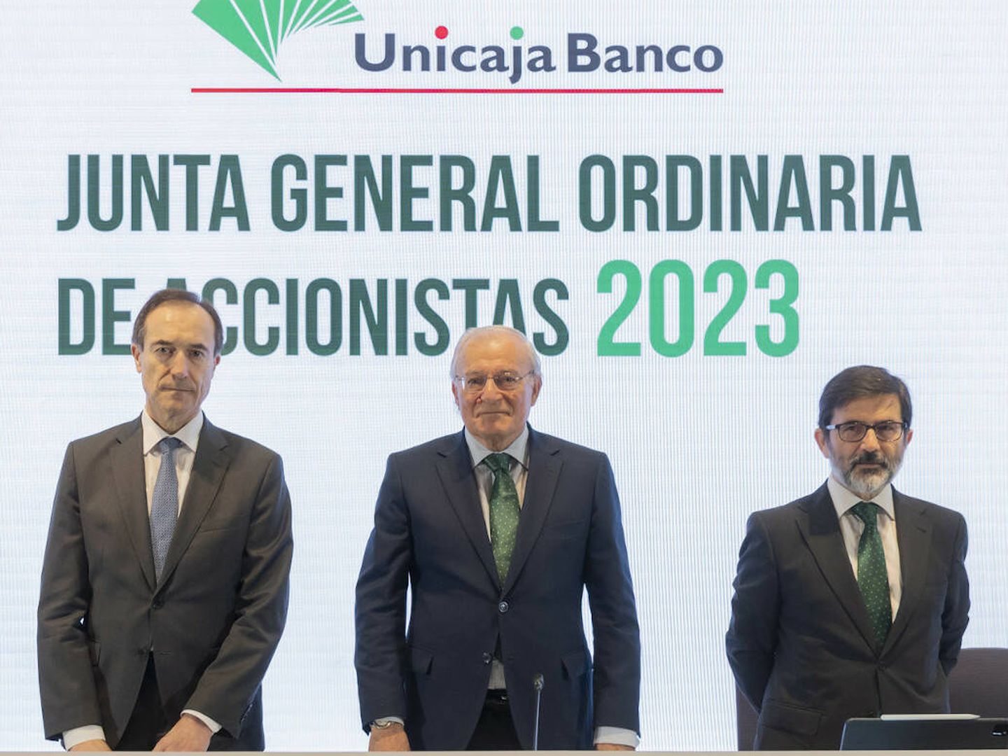 Manuel Menéndez (i), CEO de Unicaja; Manuela Azuaga (c), presidente, y Vicente Orti, vicesecretario no consejero.
