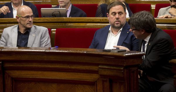 Foto: Junqueras y Raül Romeva junto a Puigdemont en pleno en el Parlament. (EFE)