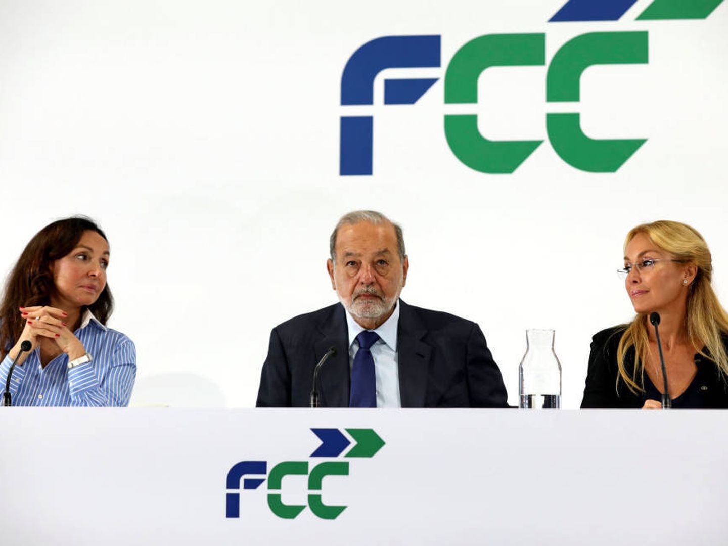 Carlos Slim, sentado entre Esther Koplowitz y su hija y presidenta de FCC, Esther Alcocer