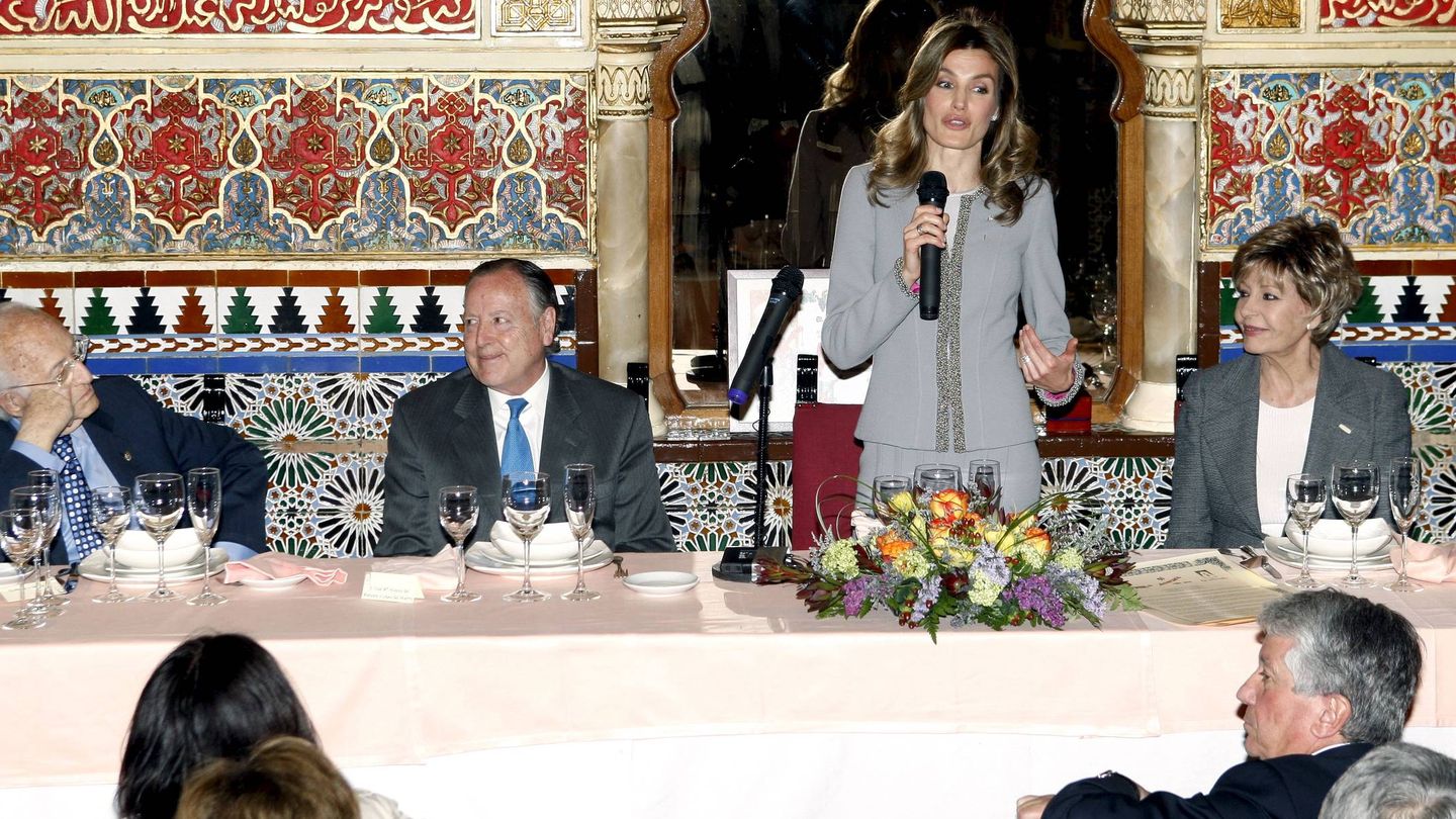 La Princesa de Asturias, Laura Valenzuela, el exalcalde de Madrid José María Álvarez del Manzano y el dibujante Antonio Mingote, tras recibir el Garbanzo de Plata en 2010. (EFE)
