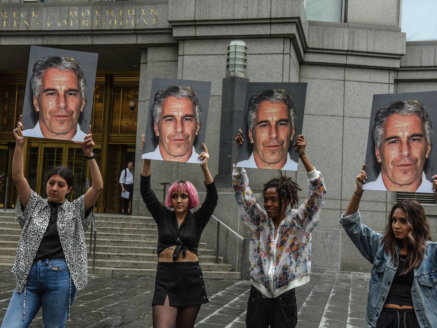  Protestas contra Jeffrey Epstein durante su juicio en NY. (Getty)