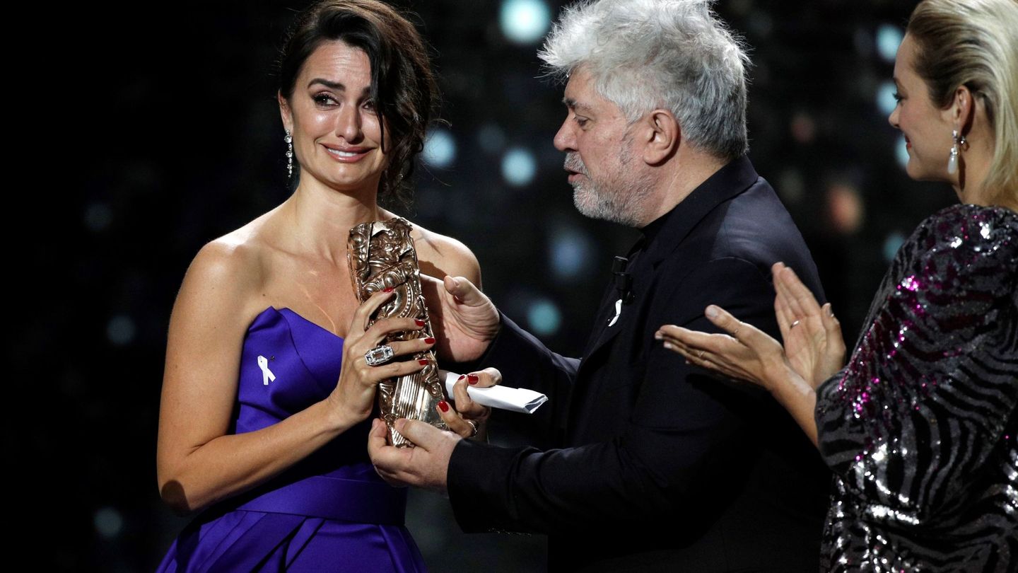 Penélope Cruz, recibiendo su César de honor de manos de Pedro Almodóvar. (EFE)