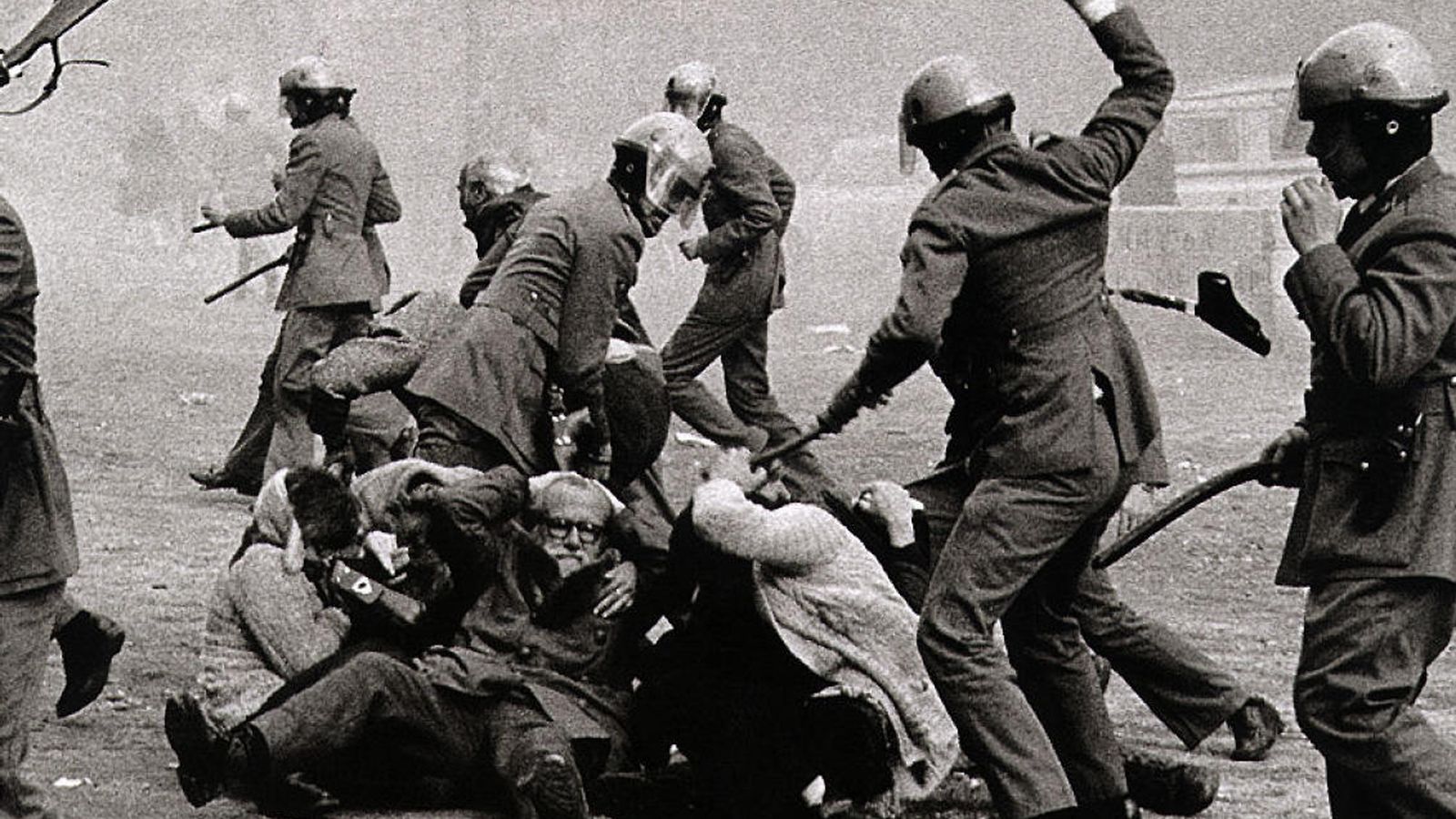Foto: Imagen de la carga policial, en Vitoria, 1976. 