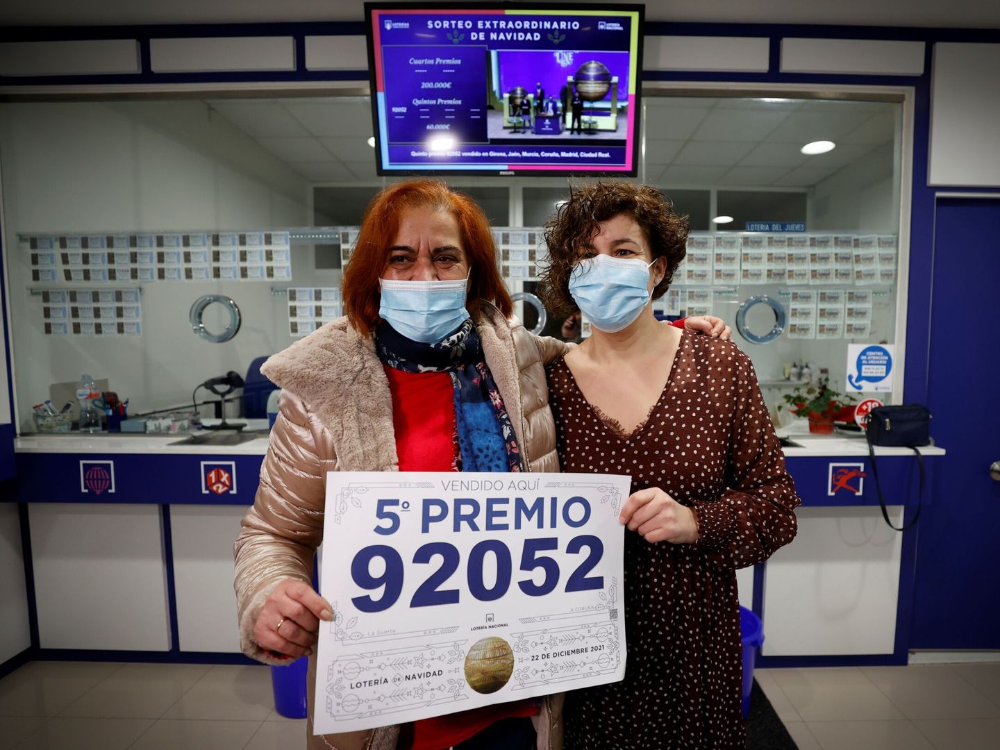 El primer quinto premio de la Lotería de Navidad de 2021, en Oza (A Coruña) (EFE)