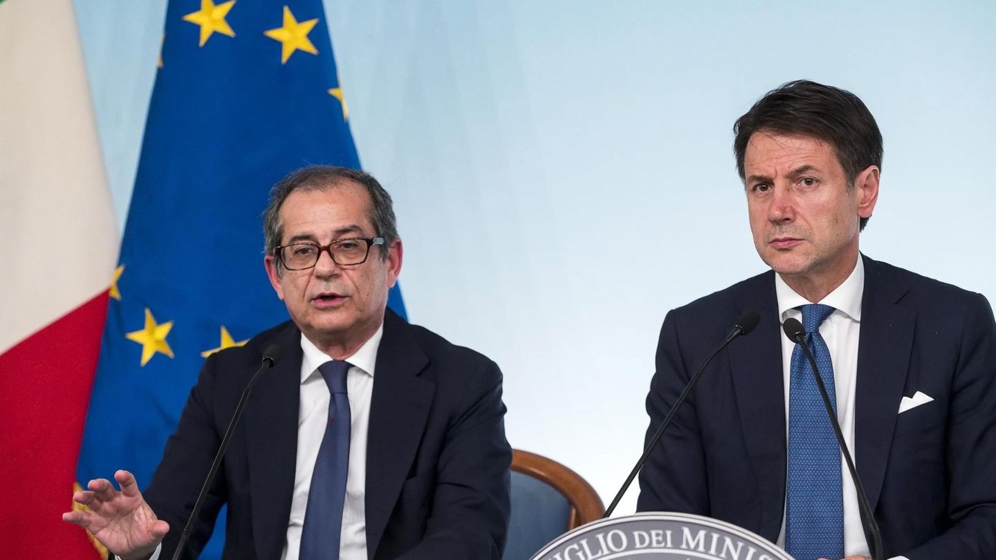 El ministro de Economía italiano, Giovanni Tria (i), y el primer ministro italiano, Giuseppe Conte (d). (EFE)
