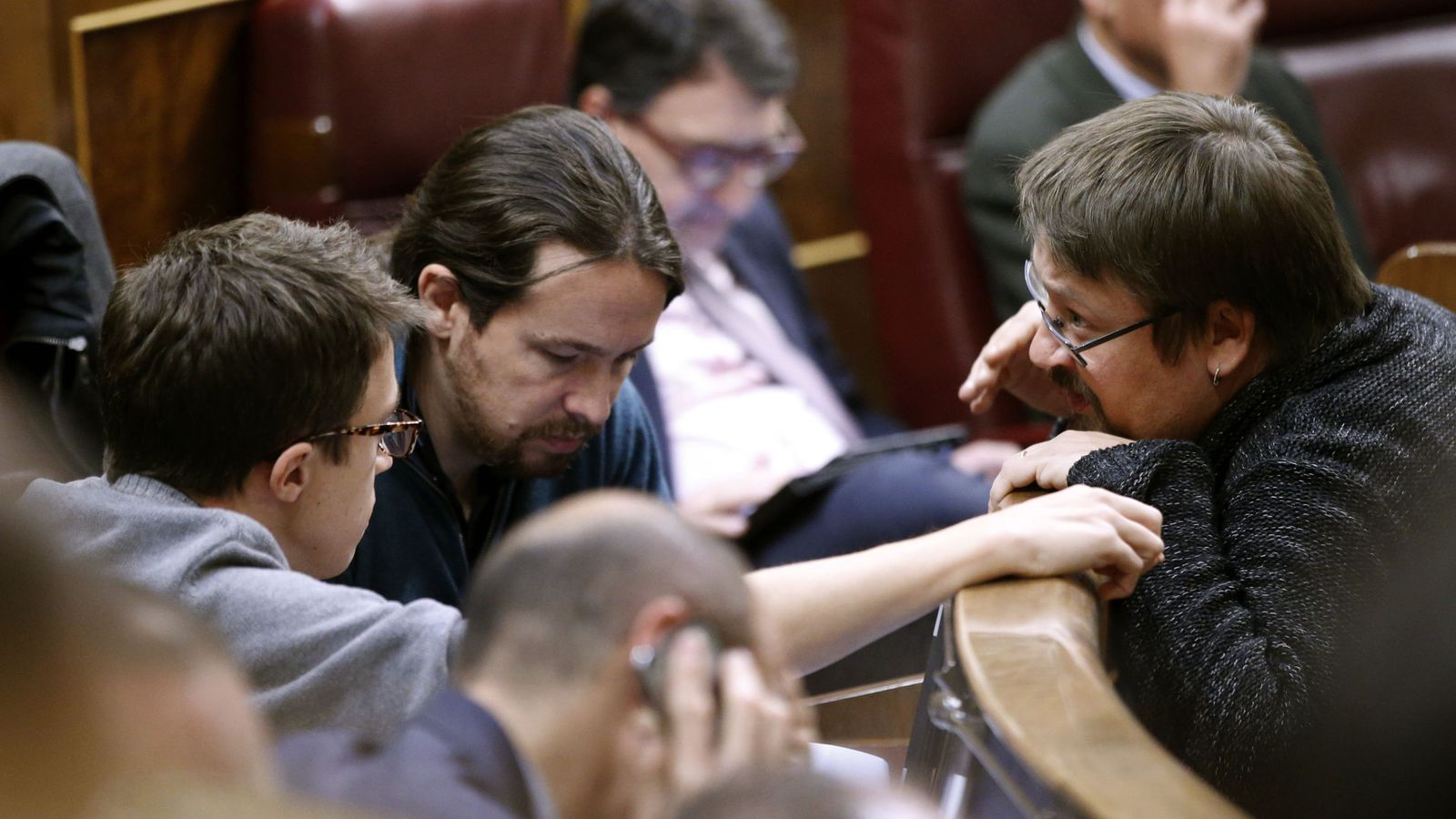 Foto: El portavoz de En Comú Podem en el Congreso, Xavier Domènech, conversa con el líder de Podemos, Pablo Iglesias,, y el portavoz parlamentario de la formación, Íñigo Errejón. (EFE) 