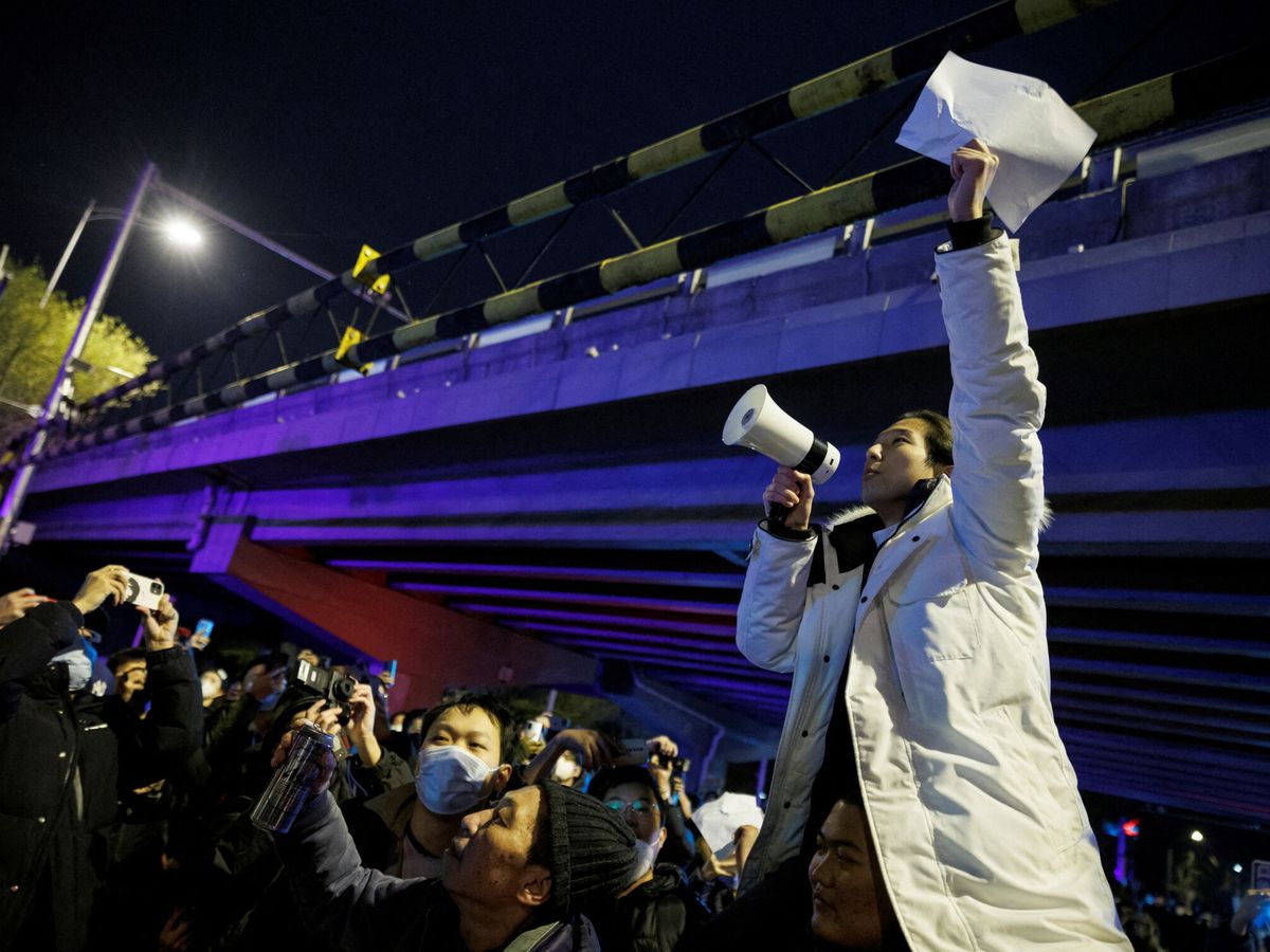 Foto: Imagen de las protestas contra el confinamiento en la ciudad de Urumqi en China. (Reuters/Thomas Peter)