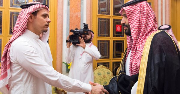 Foto: Uno de los hijos de Khashoggi y el príncipe heredero saudí, en Riad. (Reuters)