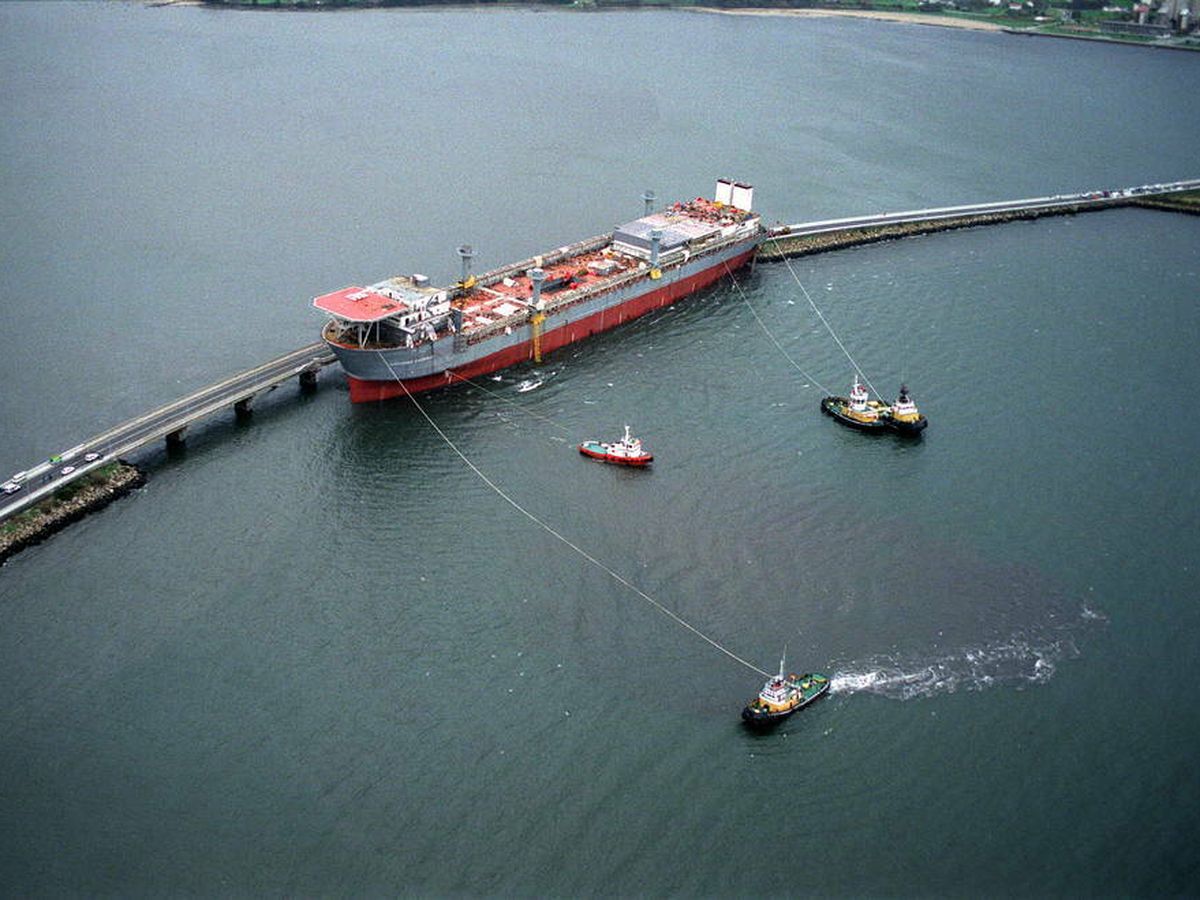 Foto: Accidente del Discoverer Enterprise en Ferrol, en 1998. (EFE/Lavandeira Jr.)