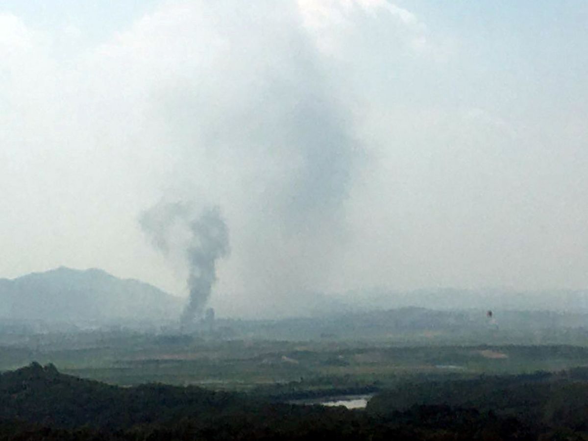Foto: Columna de humo vista desde Corea del Sur que corresponde a la destrucción de la oficina de enlace intercoreana. (Reuters)