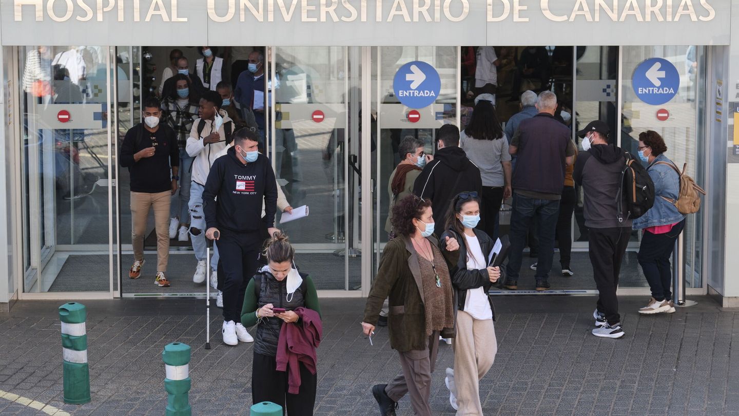 Pacientes en la entrada del Hospital Universitario de Canarias, en La Laguna (Tenerife). (EFE/Alberto Valdés) 