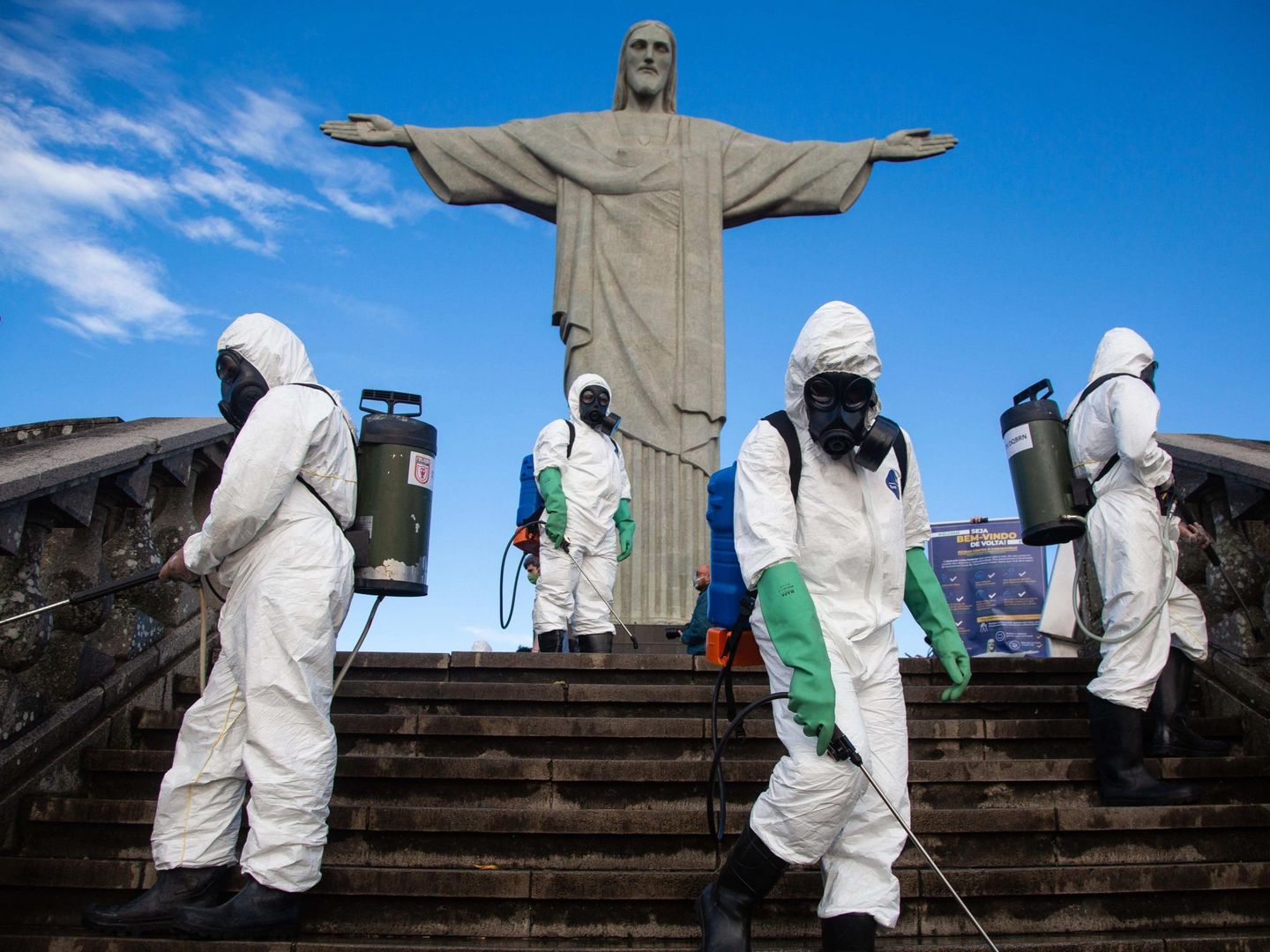 Soldados del ejército brasileño hacen desinfección en el Cristo Redentor. (EFE)