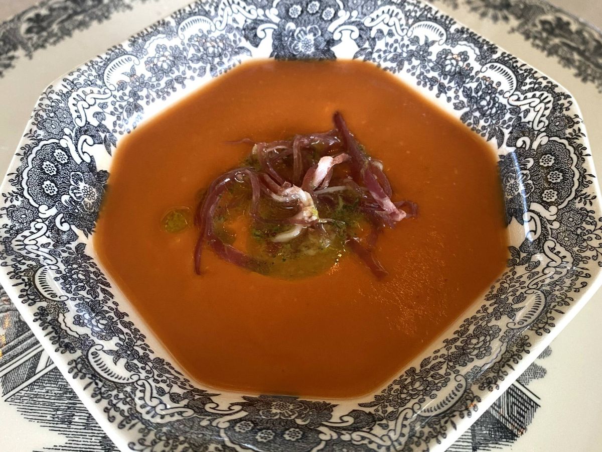 Foto: Salmorejo con tomate y jamón en el restaurante Coquetto. (Rafael Ansón)