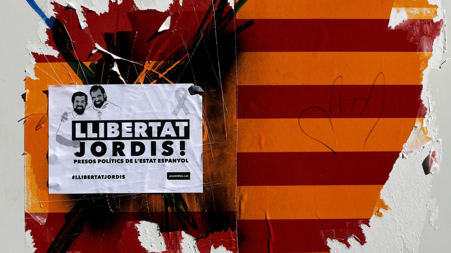 Un cartel en Barcelona pide la libertad para los 'Jordis'. (Reuters)