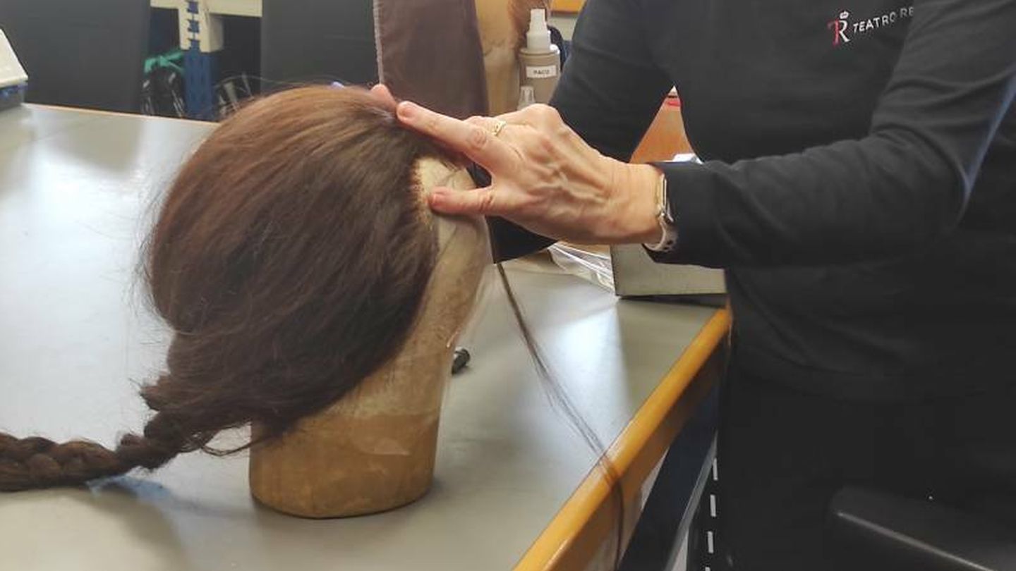 Mar, una caracterizadora del Teatro Real, muestra cómo inserta pelo real para crear una peluca. (L.B.)