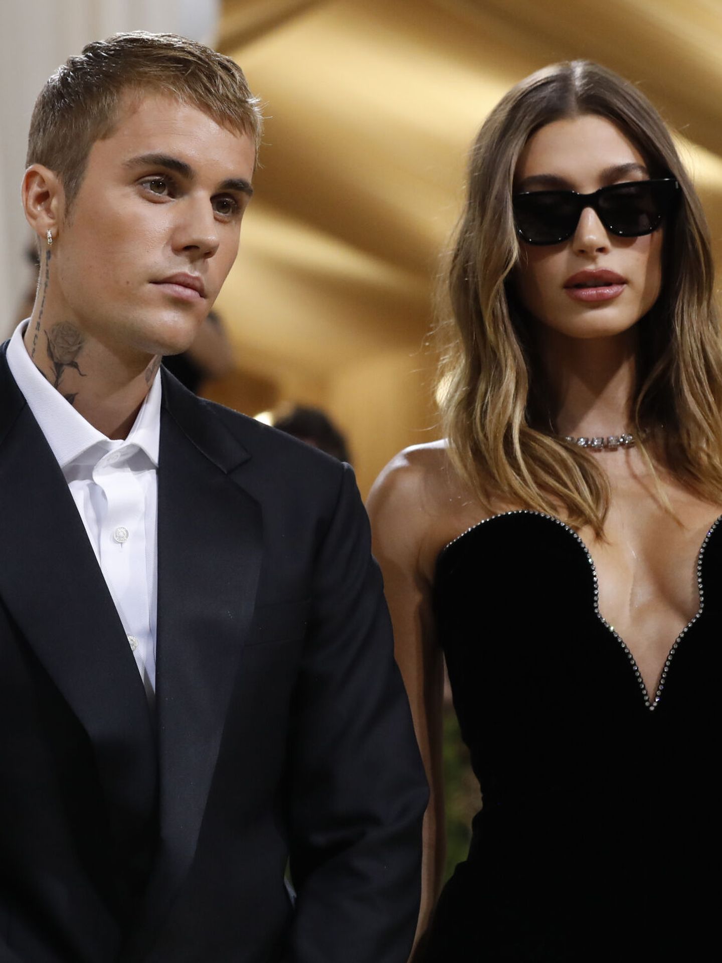 Justin y Hailey Bieber, en la alfombra roja de la Gala Met de 2021. (Reuters/Anzuoni)
