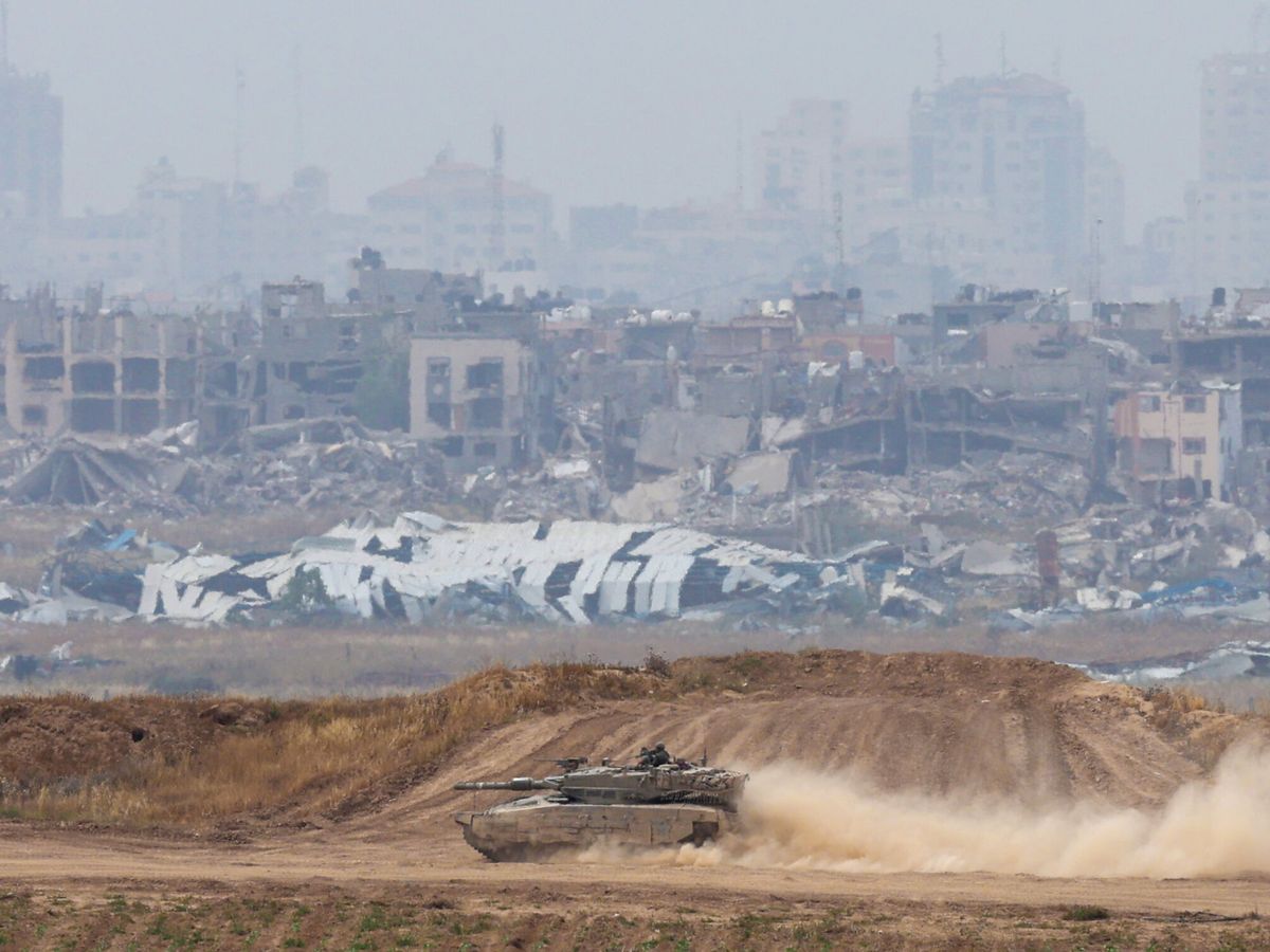 Foto: Las fuerzas israelíes se reúnen en la frontera con Gaza, en el sur de Israel. (EFE/Atef Safadi)