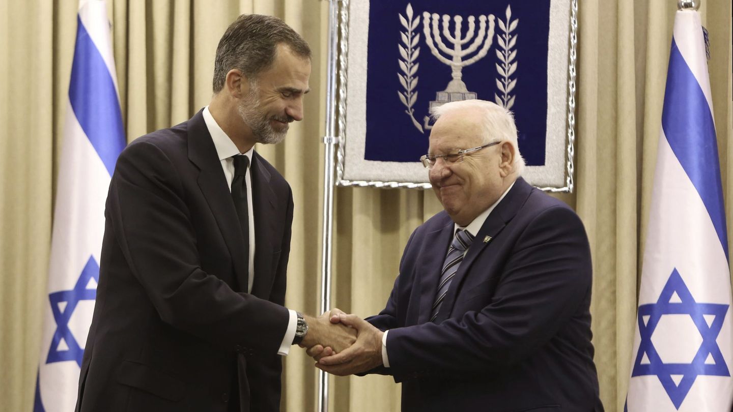 El rey Felipe VI saluda al presidente israelí, Reuven Rivlin, en Jerusalén. (EFE)