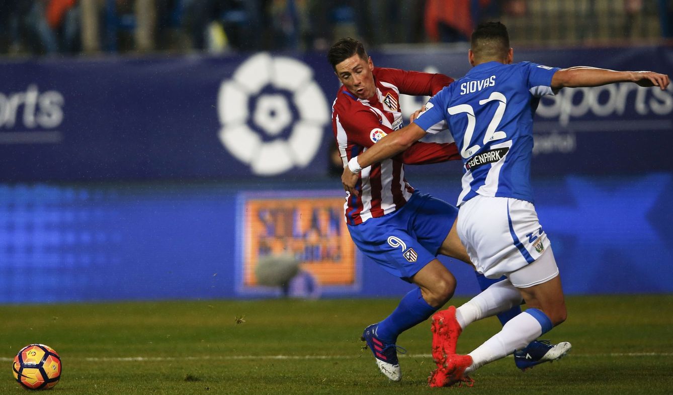 Momento en el que Siovas derriba a Torres cometiendo penalti (Javier Barbancho/Reuters).