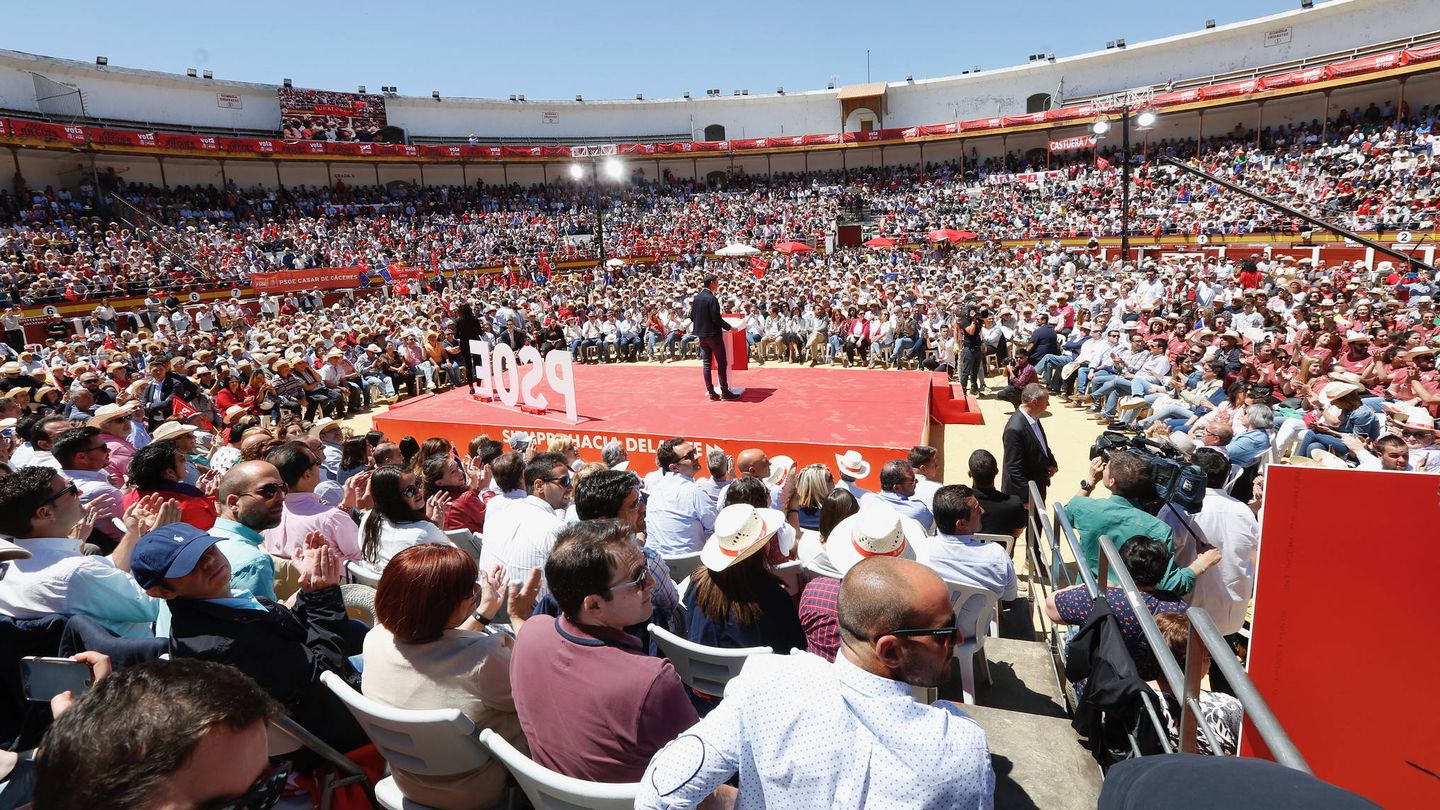 Pedro Sánchez, en la plaza de toros de Mérida, este 19 de mayo, en el ecuador de campaña del 26-M. (Inma Mesa | PSOE)