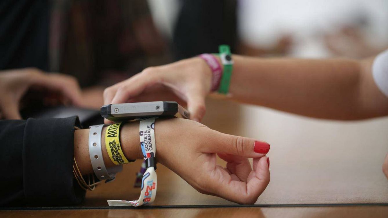 Foto: Una persona paga con una pulsera 'cashless' en un festival de música. (Weezevent)