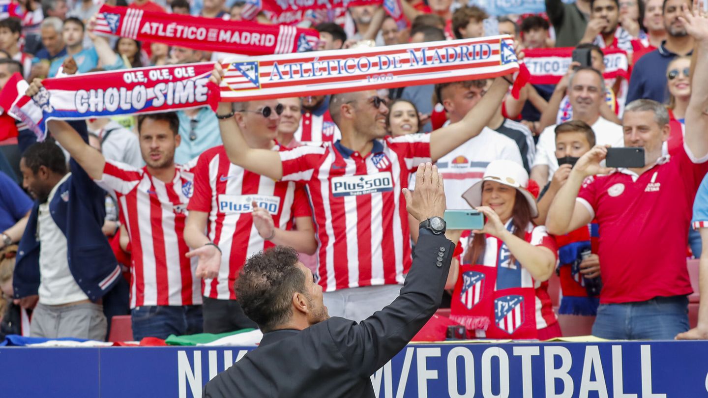 Simeone saluda a los aficionados en el Wanda Metropolitano. (EFE/Chema Moya)