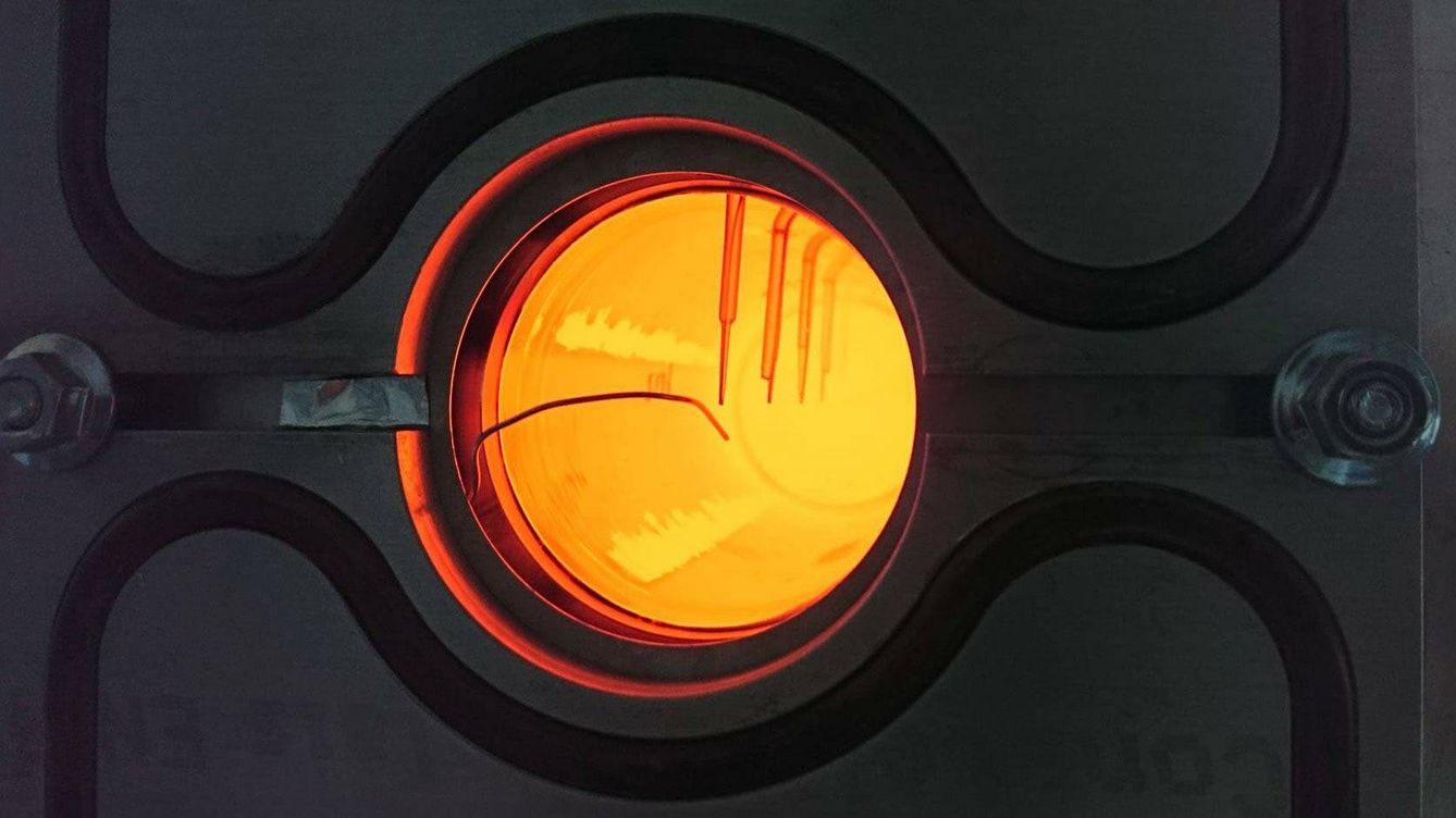Foto: El cilindro de cuarzo atrapa el calor hasta alcanzar una temperatura de 1050 grados centígrados. (ETH Zurich/Emiliano Casati)