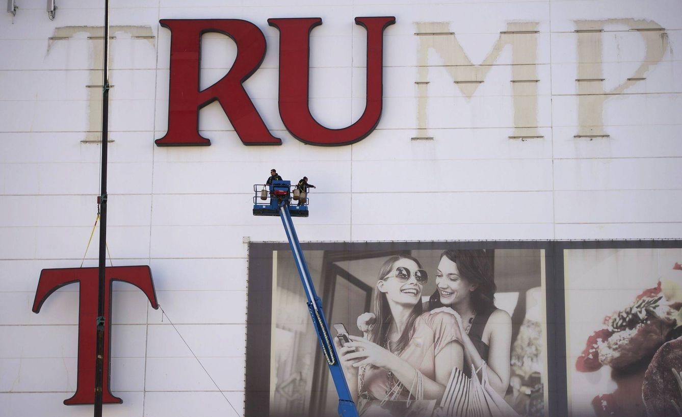 El nombre de Trump desaparece del Casino Plaza en Atlantic City, vendido antes que el Taj Mahal, en octubre de 2014. (Reuters)