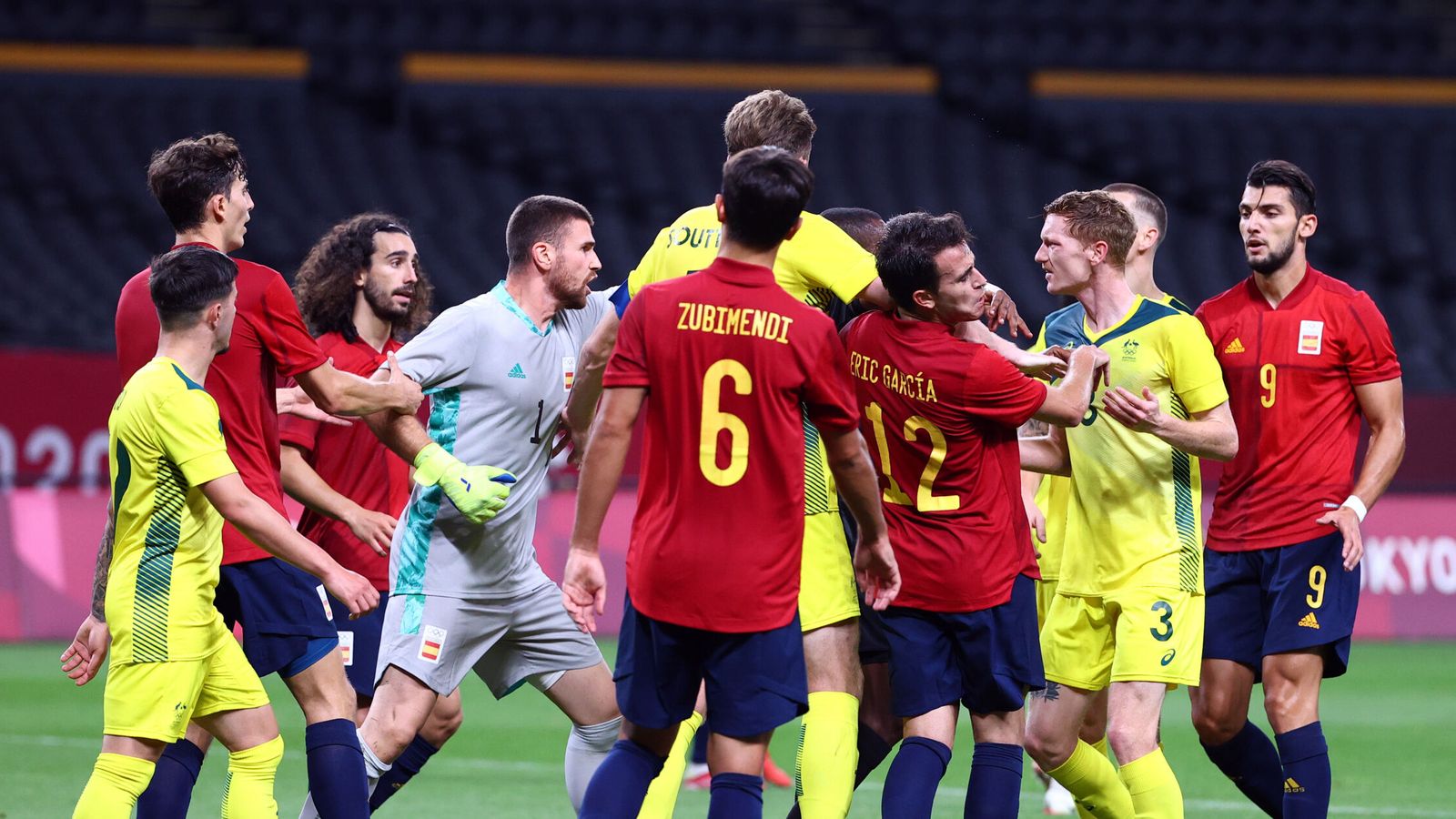Tensión en el final del partido. (Reuters)