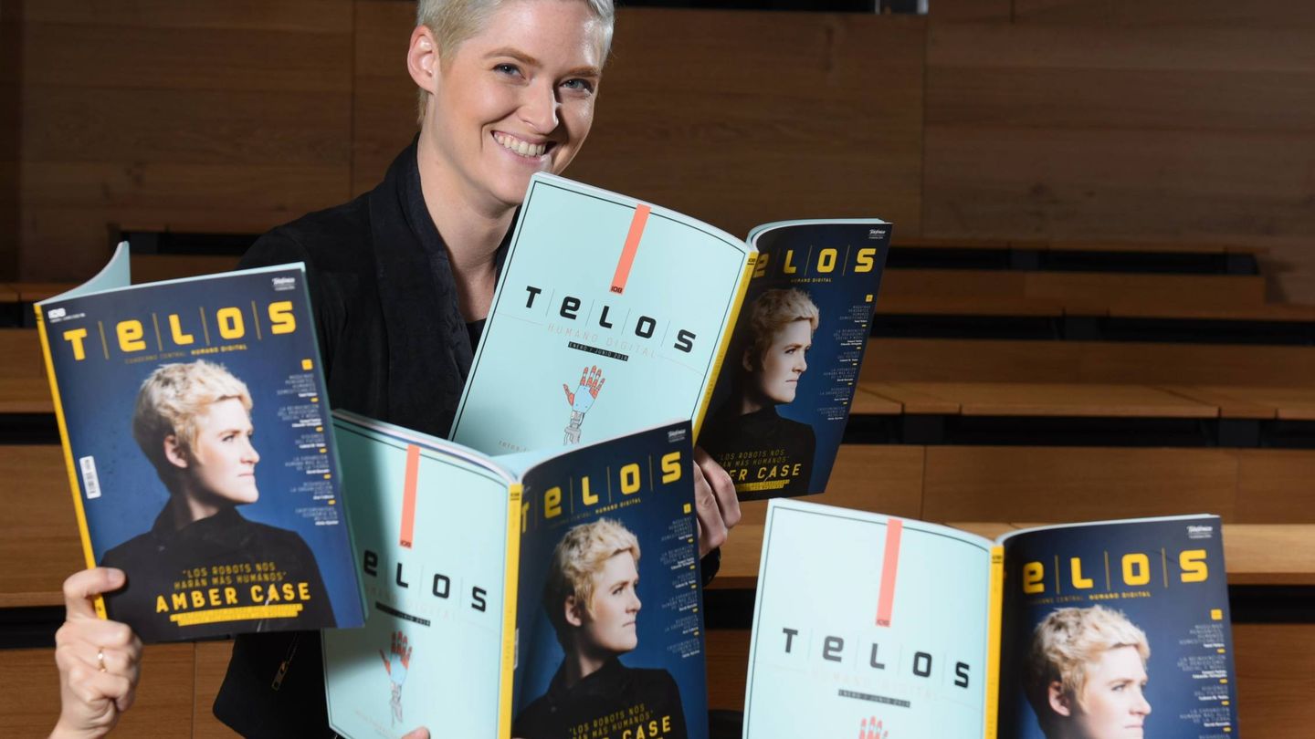 Amber Case, en su visita a Madrid, promociona con muchísima sutileza la revista Telos, editada por la Fundación Telefónica.