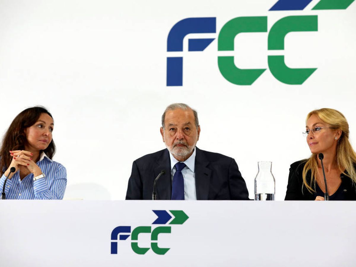 Foto: Carlos Slim, sentado entre Esther Koplowitz y su hija y presidenta de FCC, Esther Alcocer