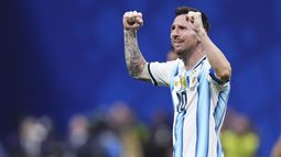 Messi y un nuevo milagro: hermanar a la derecha madrileña con el kirchnerismo, y a la izquierda española con Milei