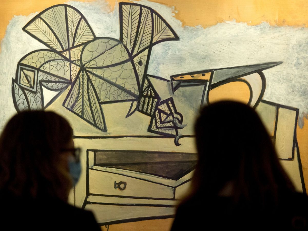 Foto: 'Naturaleza muerta con gallo y cuchillo', una de las obras de Picasso expuestas en el Museo Picasso de Málaga. (EFE/Álvaro Cabrera)