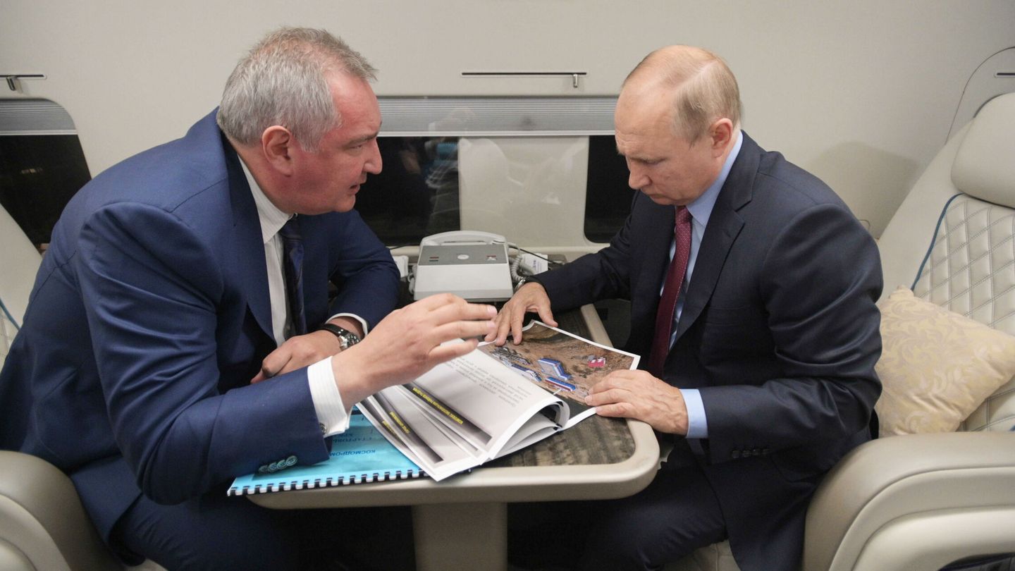 Dimitry Rogozin, director de Roscosmos charla con Vladímir Putin. (EFE)