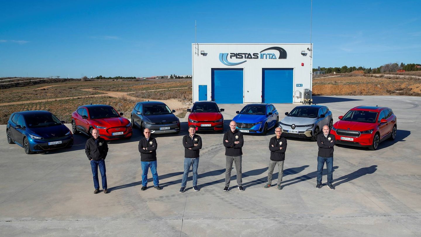 Los seis miembros españoles del jurado europeo del 'Car of the Year', junto a los siete coches.
