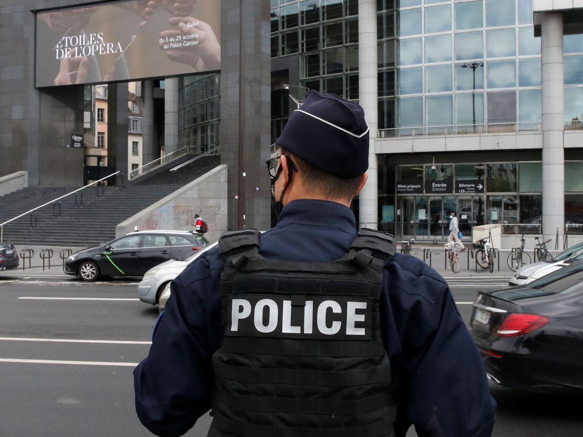 Foto: Una policía cerca de las antiguas oficinas de la revista 'Charlie Hebdo'. (EFE) 