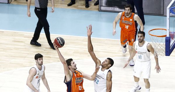 Foto: Edy Tavares intenta evitar un lanzamiento de Tibor Pleiss durante el Real Madrid-Valencia Basket. (ACB Photo/V. Carretero)